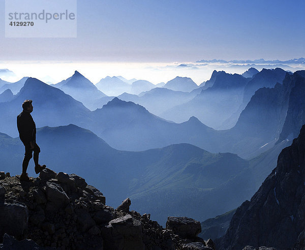 Birkkarspitze  Bergsteiger im Gegenlicht  Karwendel  Tirol  Österreich