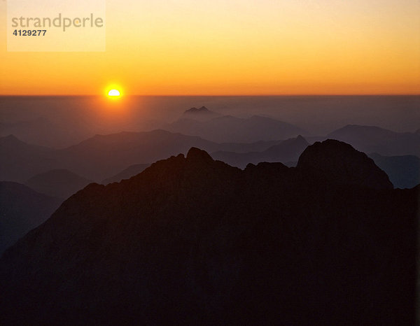 Sonnenaufgang  Blick von der Birkkarspitze  vorne Falkengruppe  Karwendel  Tirol  Österreich