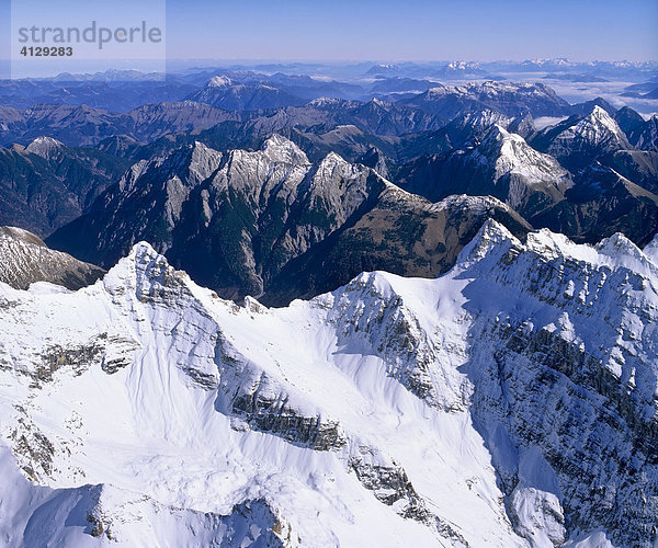 Blick zur Kaltwasserkarspitze  dahinter Falkengruppe  Gamsjoch  Sonnjoch  Karwendel  Tirol  Österreich