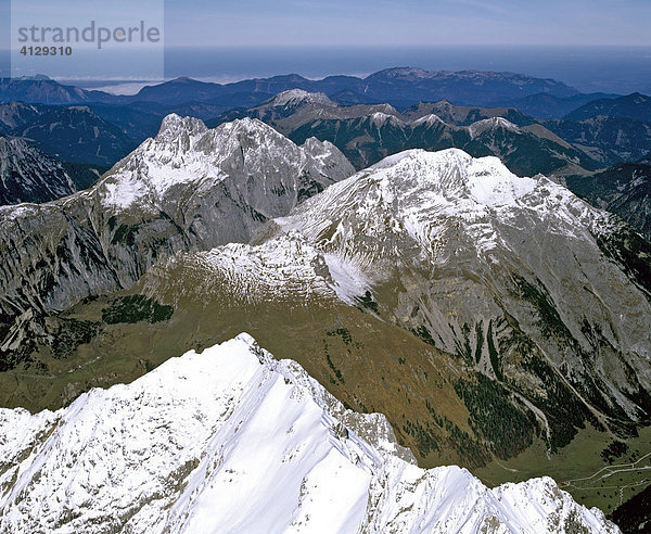 Vorne Spritzkarspitze  rechts Engalm mit Gamsjoch  links Falkengruppe  Karwendel  Tirol  Österreich