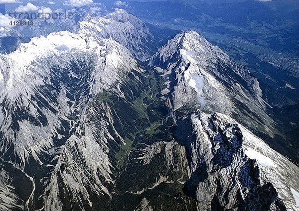 Südliche Karwendelkette  rechts Hall und Inntal  links Rosslochumrahmung  Karwendel  Tirol  Österreich