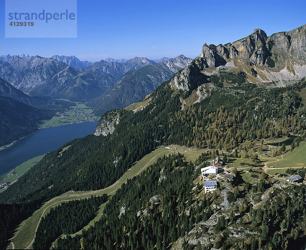Achensee  hinten Karwendelgebirge  Erfurter Hütte  Bergstation  Rofangebirge  Tirol  Österreich
