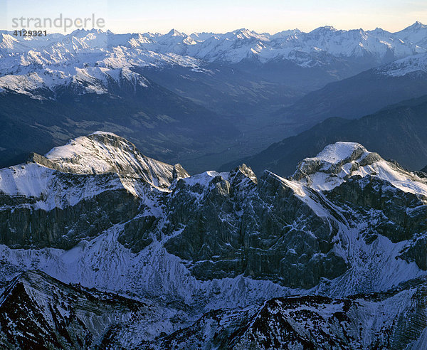 Rofangebirge  hinten Hohe Tauern  Tirol  Österreich