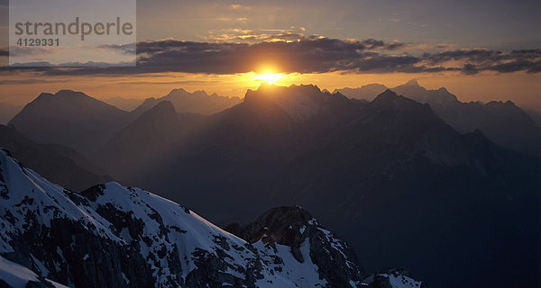 Blick vom Karwendel zum Wettersteingebirge  Sonnenuntergang  Tirol  Österreich