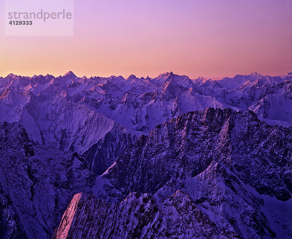 Blick von der Zugspitze über die Lechtaler Alpen  Dämmerung  Wettersteingebirge  Tirol  Österreich