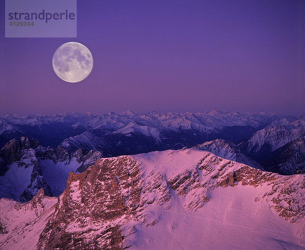 Blick von der Zugspitze  Vollmond über den Lechtaler Alpen  Morgendämmerung  Wettersteingebirge  Tirol  Österreich