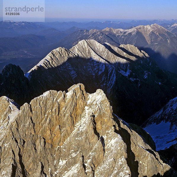 Vorne Leutascher Dreitorspitze  Mitte Wettersteinwand  hinten Soierngruppe  Wettersteingebirge  Tirol  Österreich