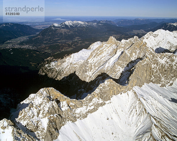 Wettersteinhauptkamm  links Oberreintalschrofen  Scharnitzspitze und Schüsselkar von Süden  links Loisachtal  Wettersteingebirge  Tirol  Österreich