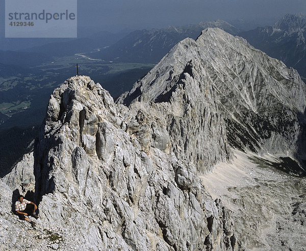 Dreitorspitze Mittelgipfel  Bergwanderer  rechts Musterstein  Wettersteinwand  Wettersteingebirge  Tirol  Österreich