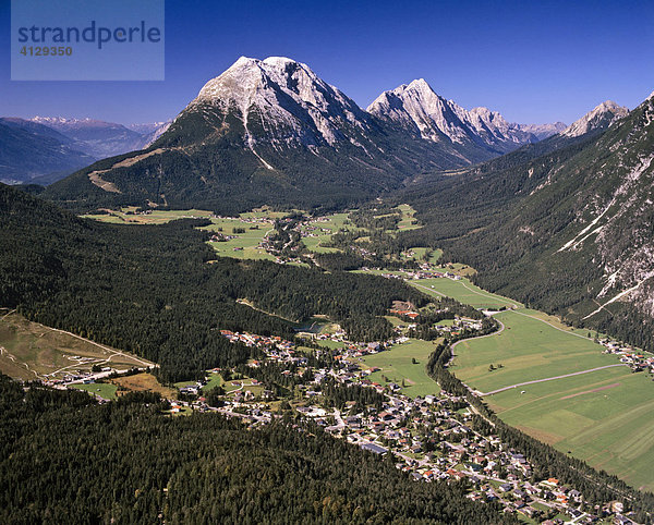Oberleutasch und Weidach  Hohe Munde und Mieminger Kette  rechts Wettersteingebirge  Tirol  Österreich