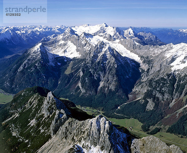 Leutaschtal mit Ahrnspitzen  Zugspitze mit Wettersteinsüdwand  Wettersteingebirge  Tirol  Österreich