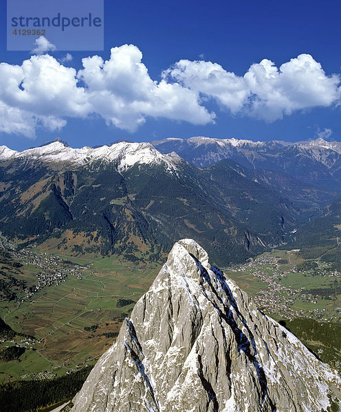 Ehrwalder Sonnenspitze  Leermoos und Ehrwald  Blick auf die Ammergauer Alpen  Mieminger Kette  Tirol  Österreich