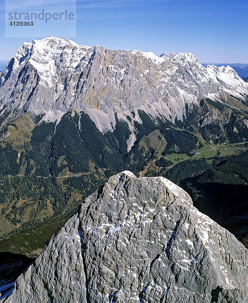 Ehrwalder Sonnenspitze  Blick auf das Wetteingebirge  Zugspitze  Wetterwandeck  Mieminger Kette  Tirol  Österreich