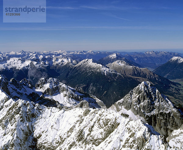 Mieminger Kette  rechts Ehrwalder Sonnenspitze  hinten Lechtaler Alpen  Tirol  Österreich