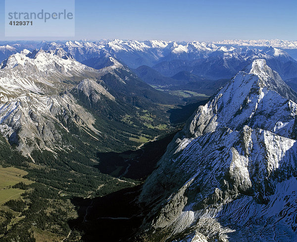Gaistal zwischen Mieminger Kette und Wettersteingebirge  hinten Lechtaler Alpen  Tirol  Österreich