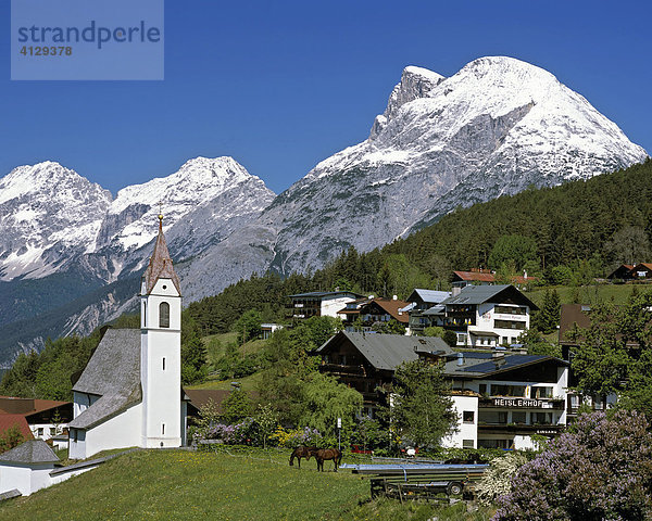 Mösern  Pfarrkirche  Hohe Munde  Mieminger Kette  Tirol  Österreich