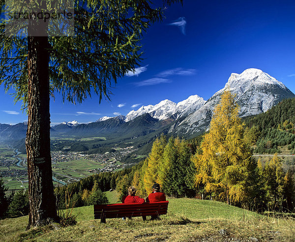 Blick von Mösern ins Inntal  rechts Mieminger Kette mit Hohe Munde  Tirol  Österreich