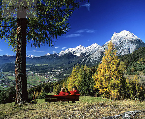 Blick von Mösern ins Inntal  rechts Mieminger Kette mit Hohe Munde  Tirol  Österreich