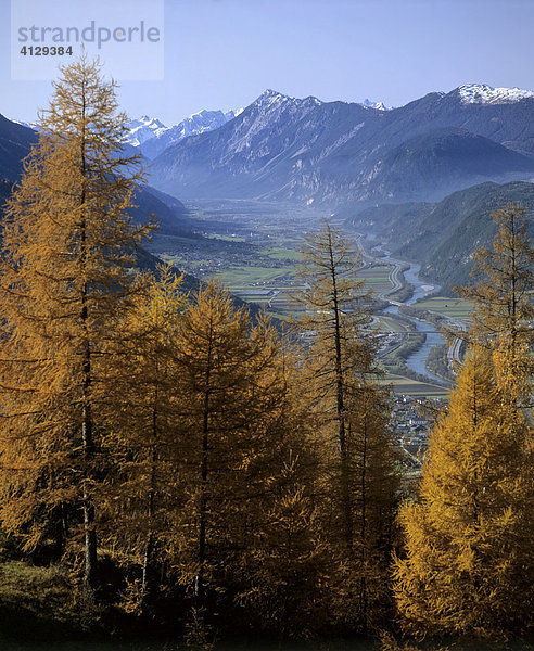 Blick von Mösern ins Inntal  rechts Mieminger Kette mit Hohe Munde  Lärchen im Herbst  Tirol  Österreich