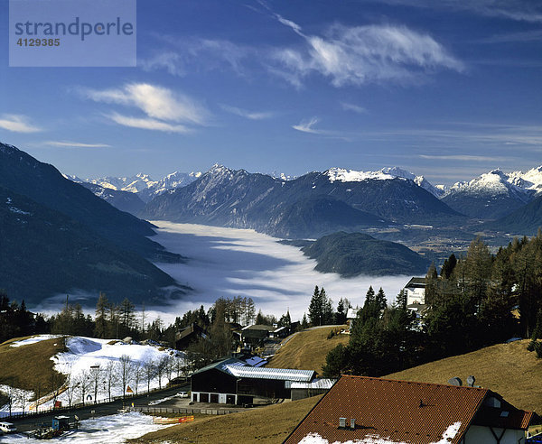 Blick von Mösern ins Inntal  Mieminger Kette mit Hohe Munde mit Tschirgant  Tirol  Österreich
