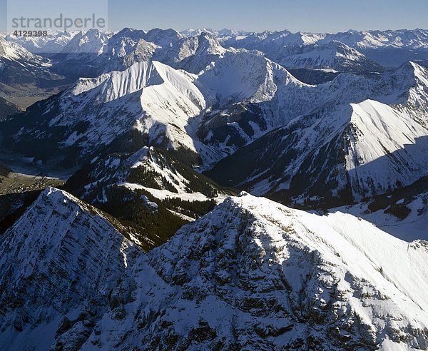 Lechtaler Alpen bei Berwang  hinten Mieminger Kette  Tirol  Österreich