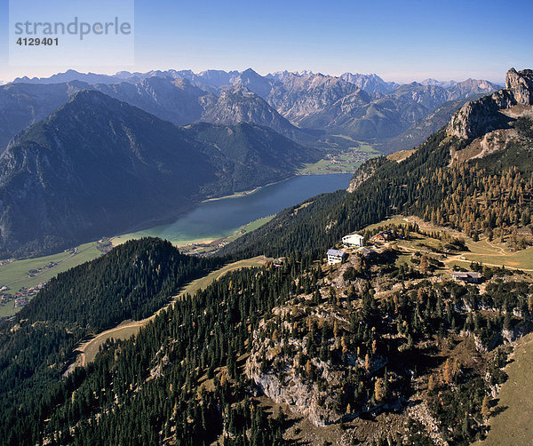 Achensee  hinten Karwendelgebirge  Erfurter Hütte  Bergstation  Rofangebirge  Tirol  Österreich