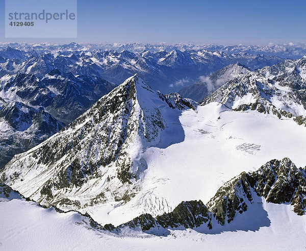 Schrankogel in den Stubaier Alpen  hinten Geigenkamm in den Ötztaler Alpen  Tirol  Österreich