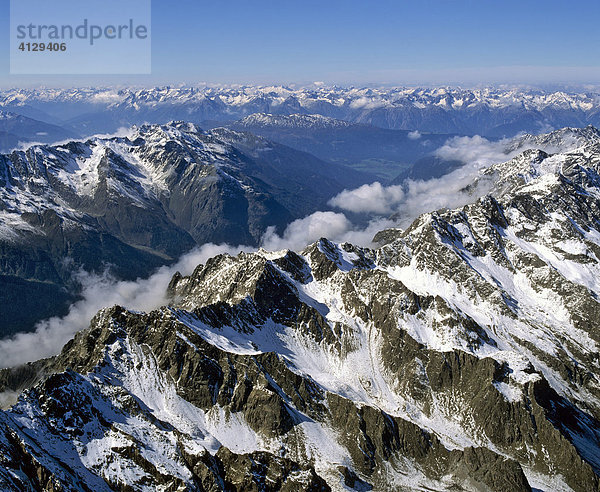 Vorne Stubaier Alpen  links Geigenkamm in den Ötztaler Alpen  hinten Lechtaler Alpen  Tirol  Österreich