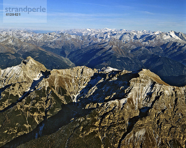 Links Serles  rechts Kirchdach  Stubaier Alpen  Tirol  Österreich