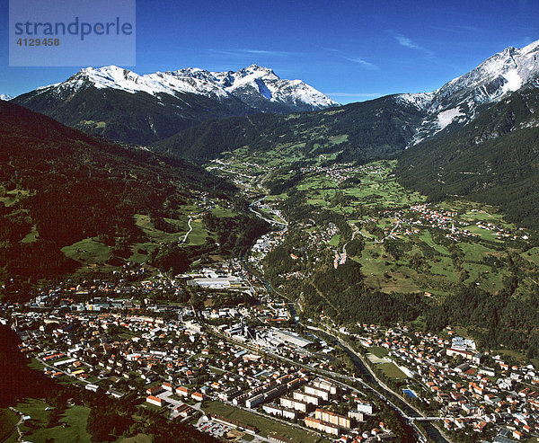 Landeck  mitte Verwallgruppe  rechts Lechtaler Alpen  Tirol  Österreich