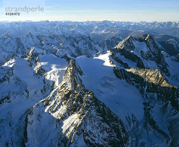 Vorne Kaunergrat  hinten Silvretta und Verwallgruppe  Ötztaler Alpen  Tirol  Österreich