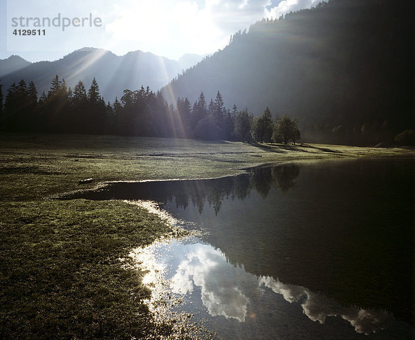 Lödensee im Dreiseengebiet bei Ruhpolding  Chiemgau  Oberbayern  Deutschland