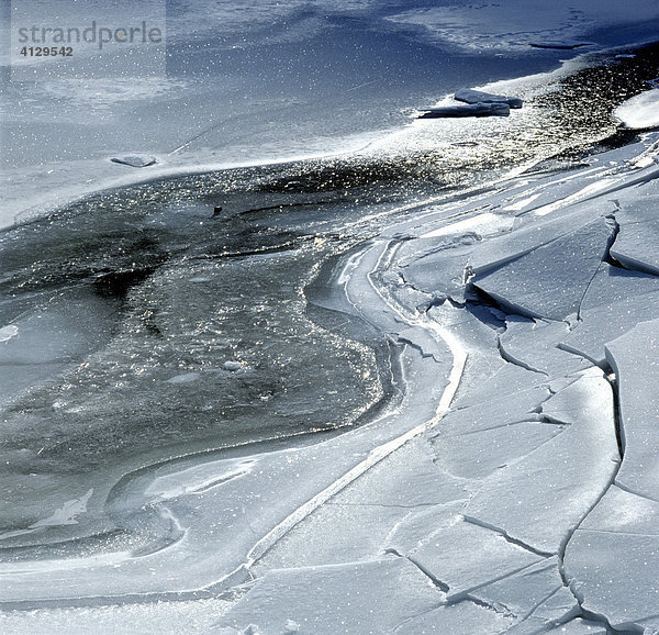 Seeufer  gebrochenes Eis  Gefahr  Winter