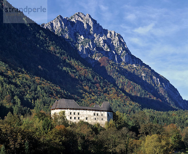 Schloss Staufeneck mit Hochstaufen  Chiemgau  Oberbayern  Deutschland