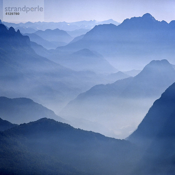 Panoramablick vom Staufen  Chiemgauer Alpen  Oberbayern  Deutschland