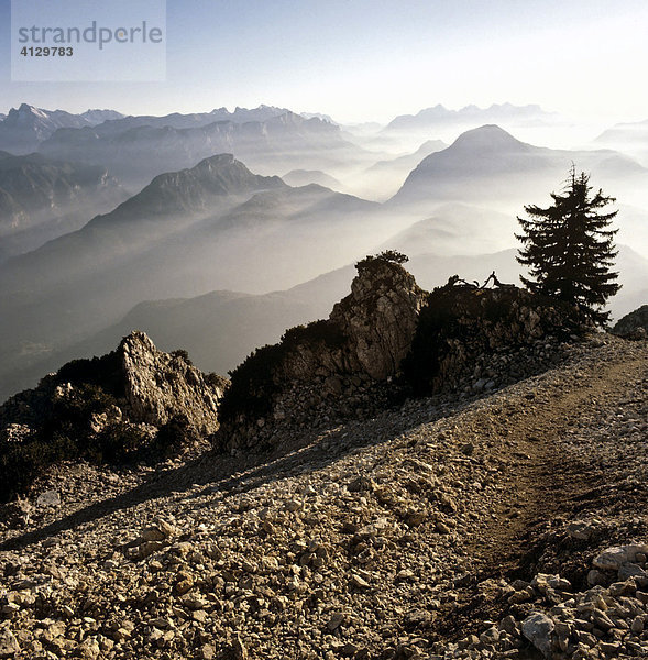 Wanderweg am Staufen  Panoramablick  Chiemgauer Alpen  Oberbayern  Deutschland