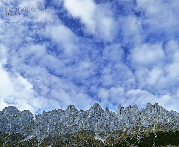 Altocumulus  größere Schäfchenwolken  blauer Himmel  Bergpanorama  Manndlwand  Salzburger Land  Österreich