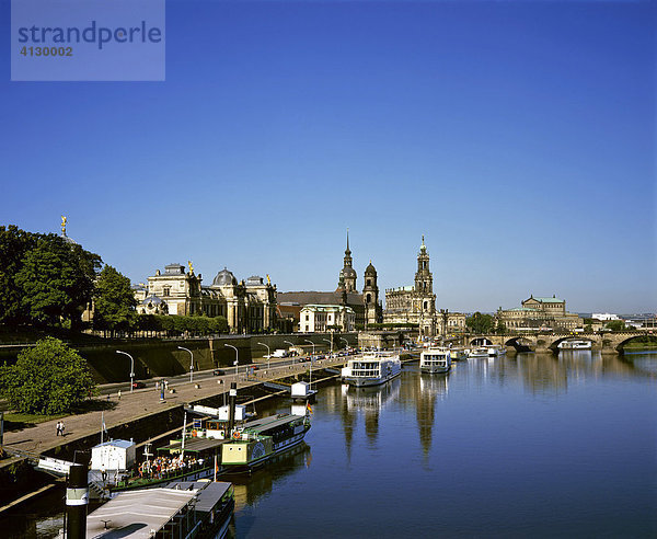 Brühlsche Terasse  Schiffanleger  Elbe  Dresden  Sachsen  Deutschland