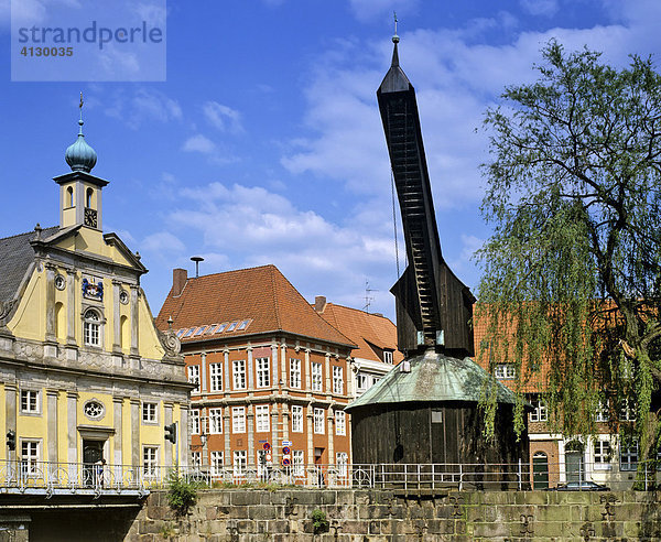 Alter Hafen mit Kran und Kaufhaus  Lüneburg  Niedersachsen  Deutschland