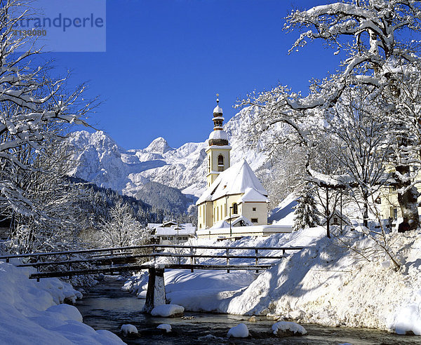 Ramsau  Pfarrkirche St. Sebastian im Winter  Ramsauer Ache  Berchtesgadener Land  Oberbayern  Bayern  Deutschland