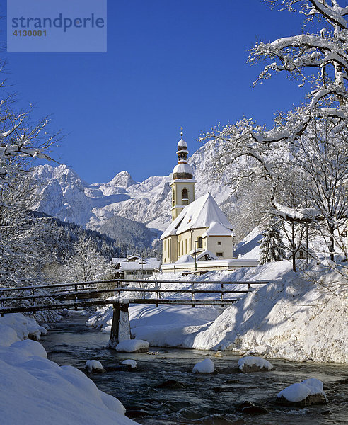 Ramsau  Pfarrkirche St. Sebastian im Winter  Ramsauer Ache  Berchtesgadener Land  Oberbayern  Bayern  Deutschland