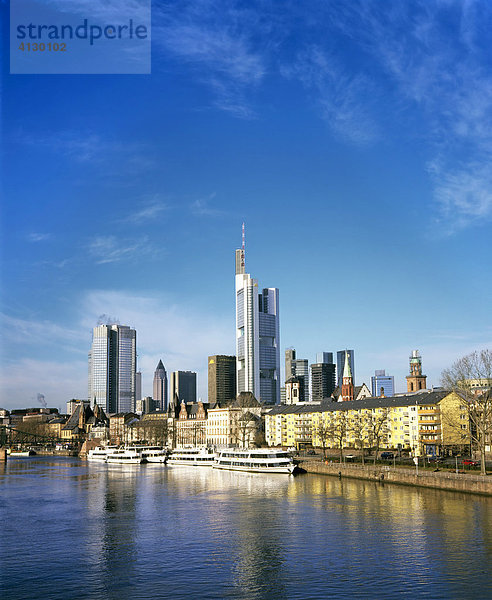 Frankfurt  Skyline  Main  Ufer  Schiffe  Panorama  Hessen  Deutschland