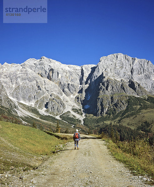 Hochkönigmassiv  Wanderer  Wanderweg  Berchtesgadener Alpen  Salzburger Land  Österreich