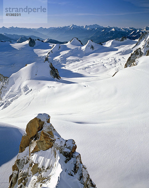 Blick von der Aiguille du Midi auf das Vallee Blanche  Savoyer Alpen  Frankreich