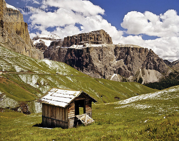 Die Sella am Pordoijoch  Blick vom Sellajoch  Sellagruppe  Dolomiten  Südtirol  Italien