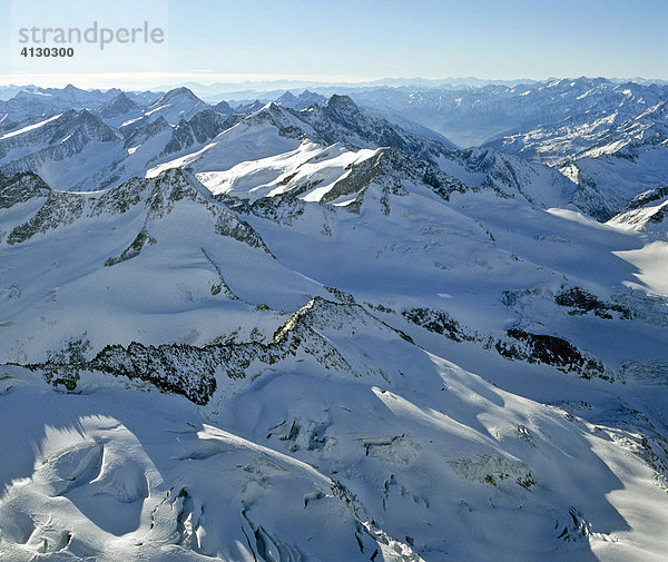 Vorne Gletscher der Venediger  mitte Rötspitze und Dreiherrenspitze  Hohe Tauern  Grenze Osttirol und Salzburger Land  Österreich  Luftbild