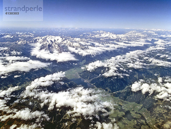 Tennengebirge  unten Dientener Berge  mitte Zell am See  Hohe Tauern  Pinzgau  Großglockner und Großvenediger  Salzburger Land  Österreich  Luftbild