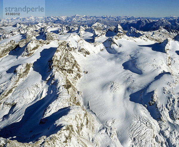 Silvretta Westseite  hinten Ötztaler Alpen  Vorarlberg  Österreich  Luftbild