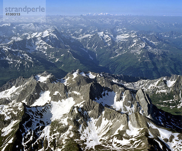 Klostertalergruppe im Lechquellengebirge  rechts Rogallspitze  am Horizont Bernina  Vorarlberg  Österreich  Luftbild