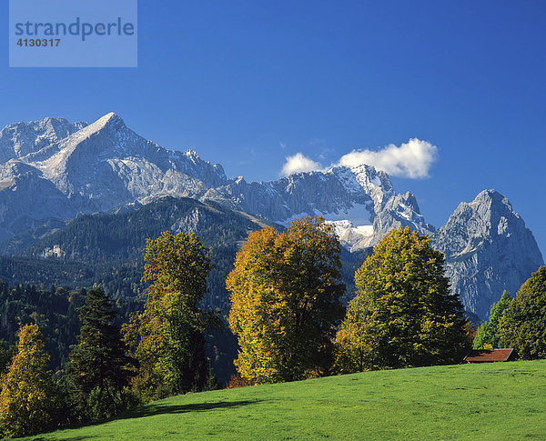 Herbststimmung  Wettersteingebirge mit Alpspitze  Zugspitze und Waxenstein  Garmisch-Partenkirchen  Oberbayern  Bayern  Deutschland